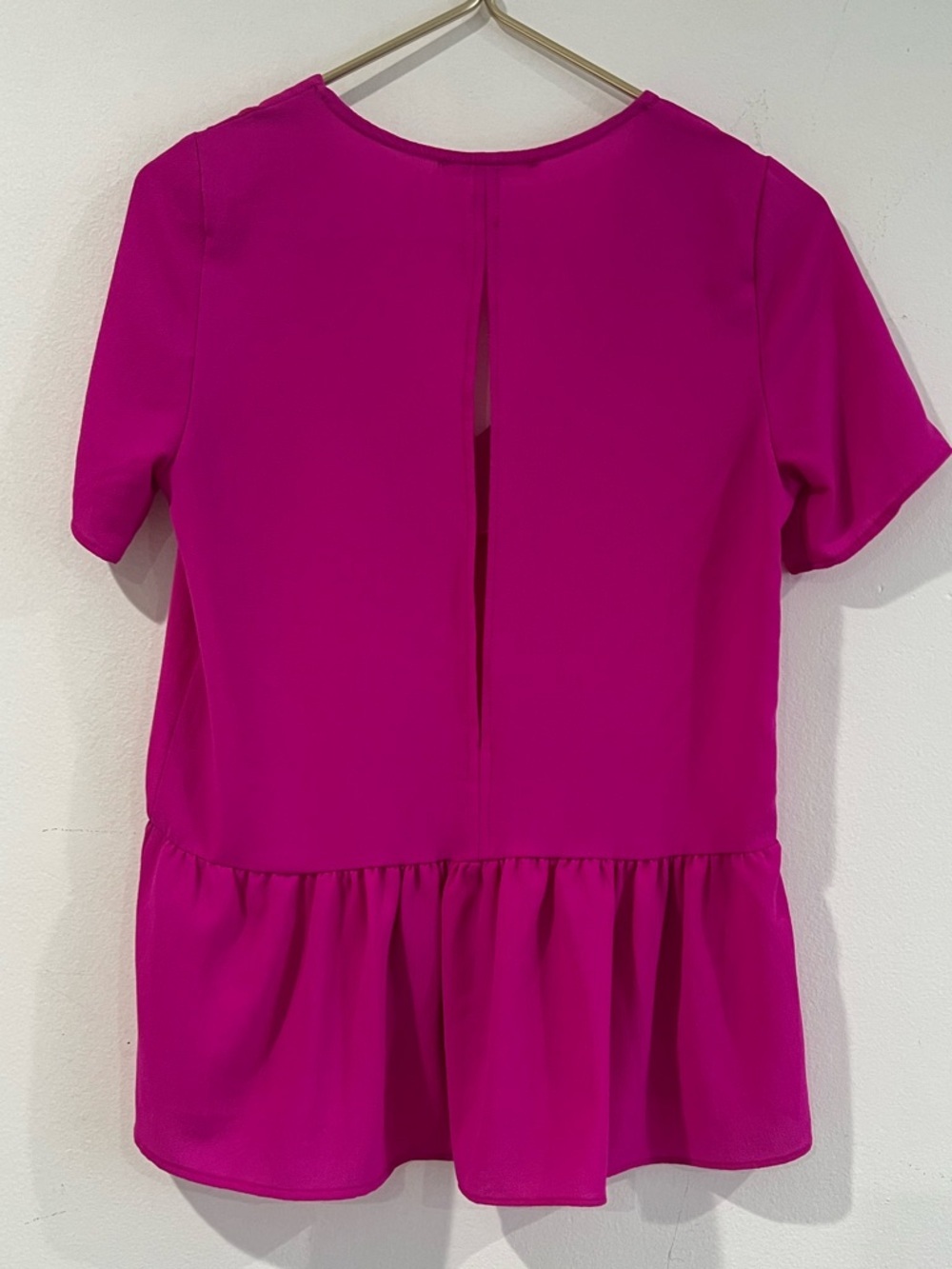 Caramela Fuchsia Top - Vibrant Pink short-sleeved V-neck with ruffle S - Picture 2 of 6